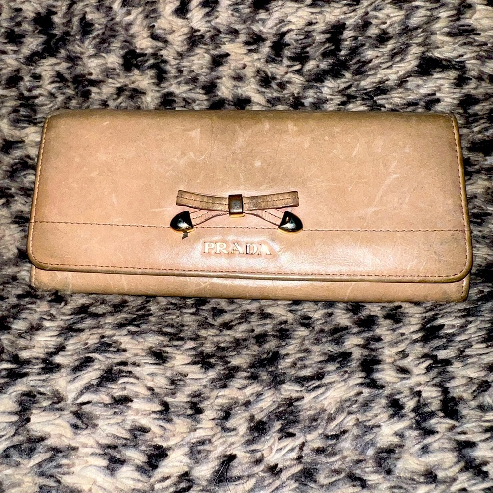 Tan Pre Loved Prada Wallet 🤍